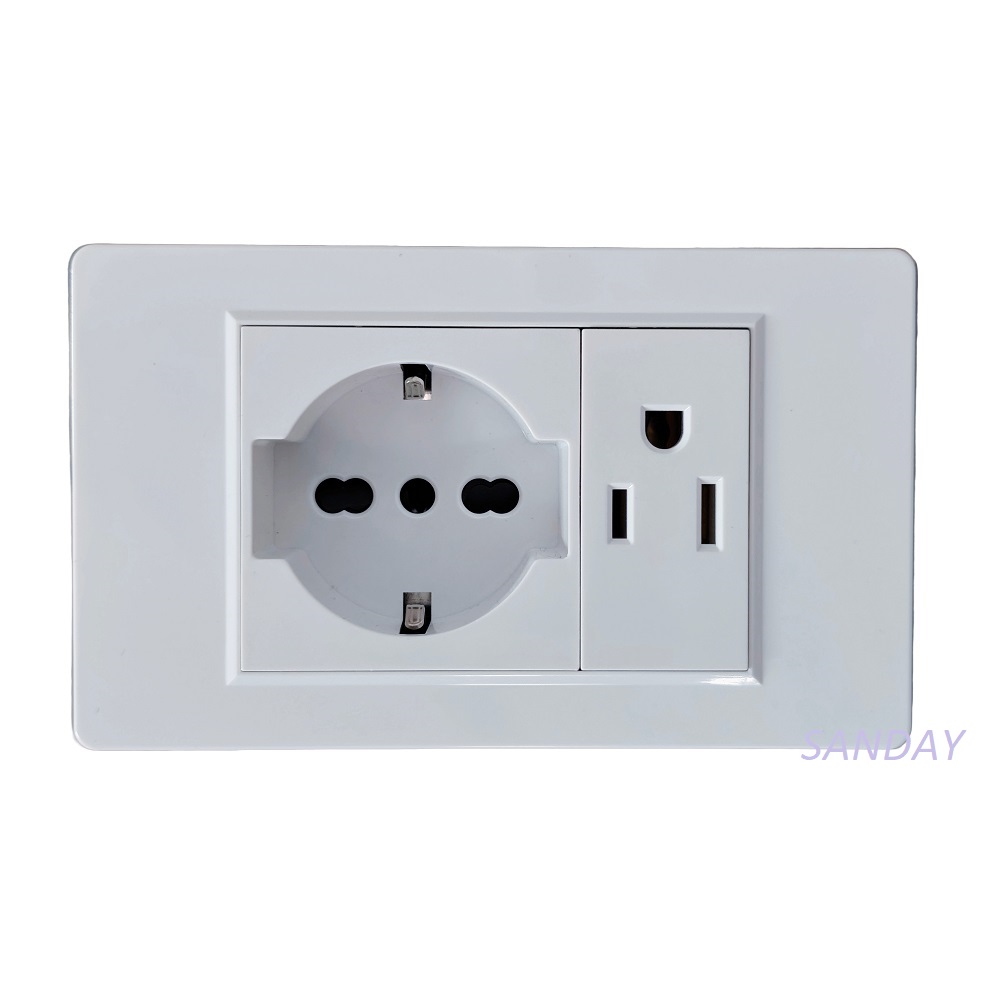 TOMACORRIENTE DOBLE (01 SCHUKO + 01 AMERICANO CON TIERRA) PLACA BLANCA Y DADOS BLANCOS SANDAY